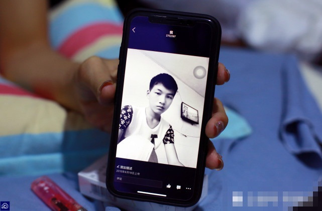 Gia cảnh khó khăn, cha mất sức lao động, mẹ đòi ly dị rồi tái hôn với người khác, em gái 14 tuổi vẫn phải ăn học... Hai năm trước, chàng trai trẻ nghị lực Uyển Ân Chí, người Chu Khẩu, Hà Nam bất đắc dĩ phải bỏ học, một mình đến thành phố lớn Trịnh Châu để đi làm.