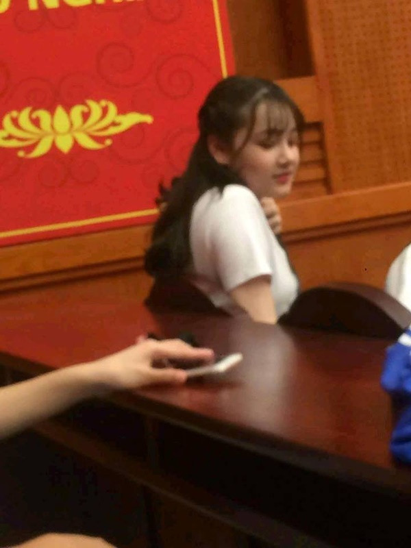 Một bức ảnh khá mờ được 1 người dùng mạng đăng tải, cho rằng đây chính là cô bạn bán nước mía.