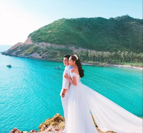 Bạn trai Thu Thảo là nhân vật có tiếng trong ngành kinh doanh vật liệu xây dựng. Đặng Thu Thảo và chồng sắp cưới quen nhau từ một bộ phim do Phúc Thành tham gia sản xuất..