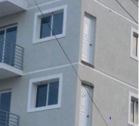 Cái cửa kia xây dựng để làm gì? Cánh cửa cấm những người say xỉn.