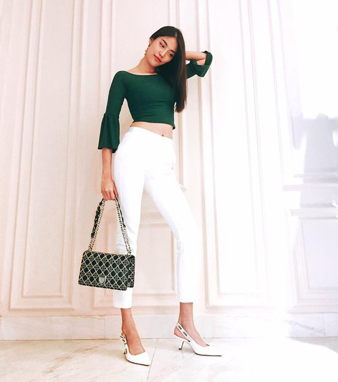 Những chiếc túi hàng hiệu đắt đỏ luôn được người đẹp khoe khéo trong mỗi bức hình được đăng tải.