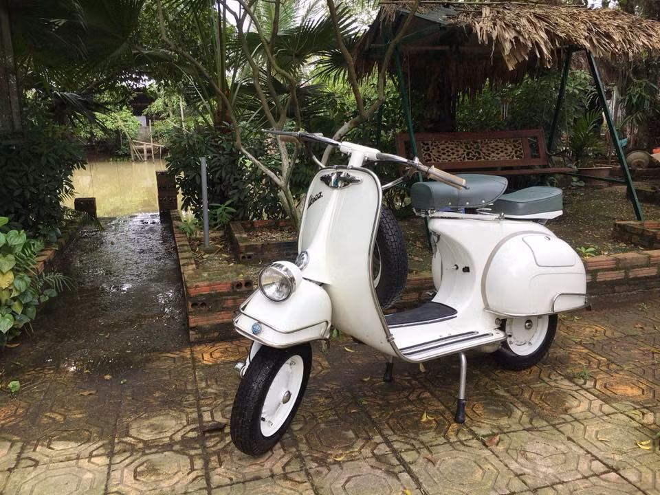 Giang còi đặc biệt yêu thích xe vespa cổ. Anh sở hữu một cái và chăm sóc nó rất chu đáo.