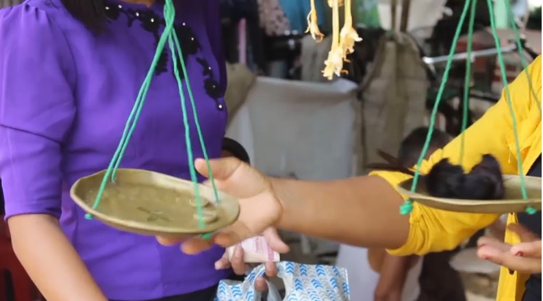 Tóc được cân theo đơn vị đo lường truyền thống.