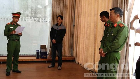 Cơ quan điều tra đọc lệnh bắt Đến.