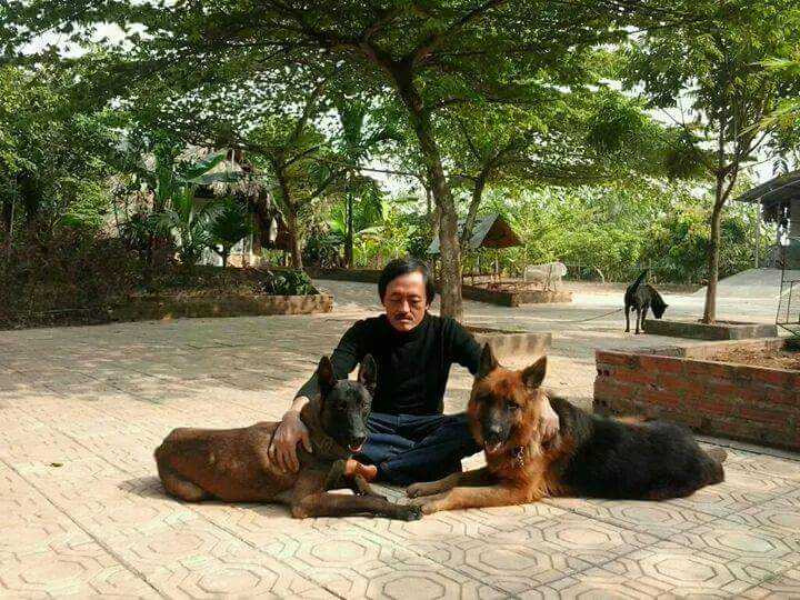 Cũng giống như Quang Tèo, Giang Còi cũng sở hữu trang trại ở ngoại thành Hà Nội. Cơ ngơi của anh rộng 10,000m². Ở đó, nam diễn viên hài nuôi mấy chú chó, chim bồ câu, gà, đào ao thả cá và trồng cây ăn quả.