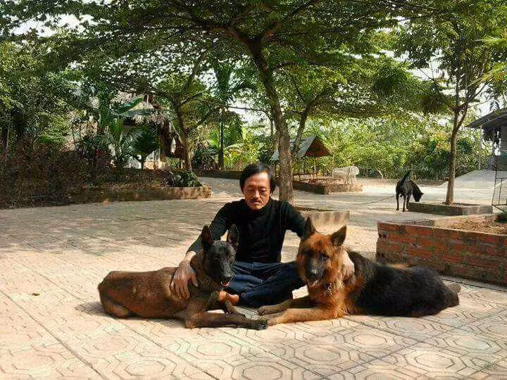 Cũng giống như Quang Tèo, Giang Còi cũng sở hữu trang trại ở ngoại thành Hà Nội. Cơ ngơi của anh rộng 10,000m². Ở đó, nam diễn viên hài nuôi mấy chú chó, chim bồ câu, gà, đào ao thả cá và trồng cây ăn quả.