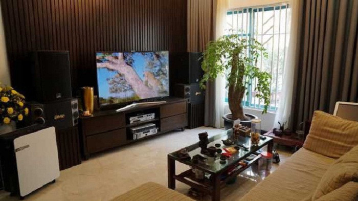 Ngoài căn hộ 7 tỷ, Quang Tèo còn một ngôi nhà 4 tầng ở Cầu Giấy. Diện tích mỗi tầng chỉ khoảng 35m². Ngôi nhà này do cha mẹ anh để lại. Trên tầng thượng, anh cải tạo thành nơi trồng rau và đặt bộ bàn ghế để thỉnh thoảng lên đó uống trà, đọc kịch bản. (Ảnh: Zing)