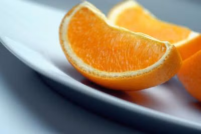 2.Trái cây họ cam quýt. Khi bé bị thủy đậu, nếu cho ăn cam, quýt sẽ làm cho mụn phát triển trong miệng và cổ họng. Hàm lượng acid cao trong trái cây họ cam quýt có thể gây kích ứng những vết loét , làm vết thương chậm lành và gây đau dữ dội . 2.Trái cây họ cam quýt. Khi bé bị thủy đậu, nếu cho ăn cam, quýt sẽ làm cho mụn phát triển trong miệng và cổ họng. Hàm lượng acid cao trong trái cây họ cam quýt có thể gây kích ứng những vết loét , làm vết thương chậm lành và gây đau dữ dội .