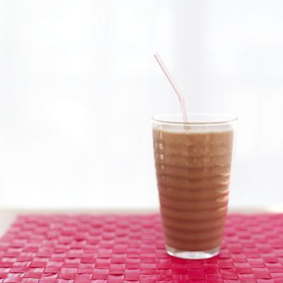 1.Chất béo bão hòa. Nên tránh cho bé sử dụng sữa nguyên chất béo khi mắc bệnh thủy đậu. Vì những loại thực phẩm có nhiều chất béo bão hòa có thể gây viêm, làm bệnh phát ban nặng hơn và lâu khỏi bệnh.