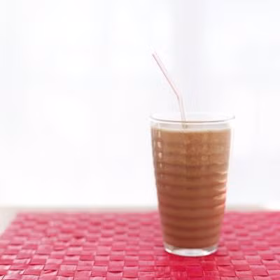 1.Chất béo bão hòa. Nên tránh cho bé sử dụng sữa nguyên chất béo khi mắc bệnh thủy đậu. Vì những loại thực phẩm có nhiều chất béo bão hòa có thể gây viêm, làm bệnh phát ban nặng hơn và lâu khỏi bệnh. 1.Chất béo bão hòa. Nên tránh cho bé sử dụng sữa nguyên chất béo khi mắc bệnh thủy đậu. Vì những loại thực phẩm có nhiều chất béo bão hòa có thể gây viêm, làm bệnh phát ban nặng hơn và lâu khỏi bệnh.