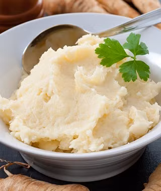 3. Iran: Củ cải nghiền. Người Iran có một phương pháp chữa cảm lạnh với củ cải nghiền. Không chỉ giàu vitamin C và canxi, củ cải còn được coi là loại củ có công dụng lọc máu hiệu quả. Một đĩa củ cải hấp hoặc nghiền được người Iran sử dụng để làm loãng và loại bỏ các chất nhầy có trong cổ họng. 