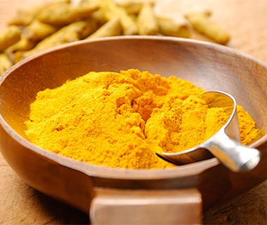 4. Ấn Độ: Sữa nghệ. Một cốc sữa ấm để chữa cảm lạnh là điều bình thường, nhưng với người dân Ấn Độ, họ còn cho thêm nghệ để điều trị cho người bị sổ mũi kéo dài. Lý do bởi nghệ có chứa nhiều chất chống oxy hóa có công dụng hiệu quả như gừng, mật ong hay hạt tiêu đen. Nhiều nghiên cứu cũng đã chứng minh củ nghệ còn có khả năng giảm bớt triệu chứng khó tiêu và đau răng. 