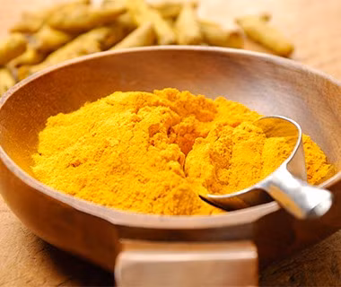 4. Ấn Độ: Sữa nghệ. Một cốc sữa ấm để chữa cảm lạnh là điều bình thường, nhưng với người dân Ấn Độ, họ còn cho thêm nghệ để điều trị cho người bị sổ mũi kéo dài. Lý do bởi nghệ có chứa nhiều chất chống oxy hóa có công dụng hiệu quả như gừng, mật ong hay hạt tiêu đen. Nhiều nghiên cứu cũng đã chứng minh củ nghệ còn có khả năng giảm bớt triệu chứng khó tiêu và đau răng. 