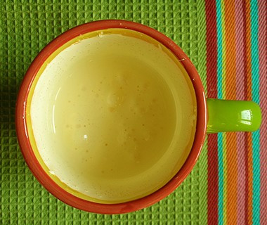 8. Đông Âu: Gogol mogol. Món đồ uống kết hợp từ lòng đỏ trứng, sữa, vani và mật ong mang tên Gogol mogol là phương thức chỉ cảm cúm hiệu quả của một số nước Đông Âu. Tuy không có nghiên cứu khoa học đánh giá hiệu quả của Gogol mogol nhưng nhiều người cho rằng hiệu quả từ trứng và mật ong giúp làm đau họng, vì thế bệnh cúm cũng giảm bớt. 