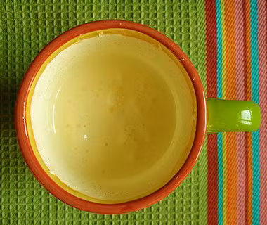 8. Đông Âu: Gogol mogol. Món đồ uống kết hợp từ lòng đỏ trứng, sữa, vani và mật ong mang tên Gogol mogol là phương thức chỉ cảm cúm hiệu quả của một số nước Đông Âu. Tuy không có nghiên cứu khoa học đánh giá hiệu quả của Gogol mogol nhưng nhiều người cho rằng hiệu quả từ trứng và mật ong giúp làm đau họng, vì thế bệnh cúm cũng giảm bớt. 