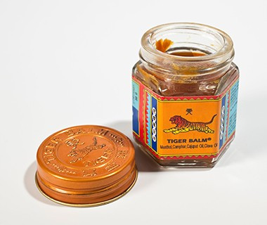 2. Việt Nam, Trung Quốc: Đồng xu. Từ nhiều thế kỷ nay, người Trung Quốc và Việt Nam đều dùng một đồng xu để cạo gió cho những người bị cảm lạnh. Đầu tiên, bạn sử dụng một loại dầu gió có chiết xuất bạc hà hoặc dầu bạch đàn xoa nhẹ nhàng lên lưng, sau đó lấy một đồng xu hay muỗng cạo nhẹ vào vùng dọc cột sống hoặc xương sườn của bạn, cho đến khi da xuất hiện các vết đỏ thì thôi. 