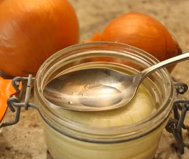 5. Châu Âu: Nước ép hành tươi. Một củ hành tây xắt nhỏ hoặc thái lát trộn với mật ong hoặc đường rồi xay ép thành nước là phương thức chữa cảm lạnh phổ biến ở châu Âu, Israel và Mỹ. Nước ép hành tây rất giàu vitamin B, C giúp tăng cường hệ thống miễn dịch, đồng thời có thể làm giảm triệu chứng ù tai. 