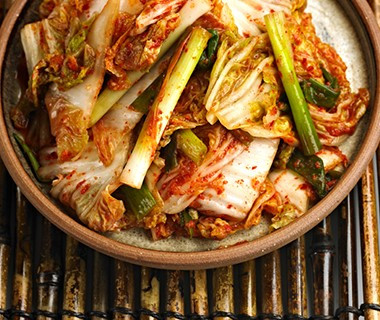 11. Hàn Quốc: Kim chi. Sự kết hợp của các loại rau muối lên men như cải thảo, củ cải, dưa chuột và bột ớt đỏ không chỉ là món ăn thông dụng trong mỗi bữa ăn của người Hàn Quốc, mà họ còn coi đây là một phương thức điều trị mỗi khi bị cảm lạnh. Nhiều năm gần đây, người ta còn tin rằng ăn nhiều kim chi có thể phòng tránh bệnh cúm lợn và SARS. 