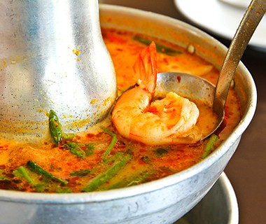 9. Thái Lan: Súp Tom Yum Goong. Nổi tiếng chua và nóng, loại súp này có gừng, rau mùi, chanh, ớt được coi là phương thuốc chữa cảm lạnh của Thái Lan vì nó chứa nhiều thực phẩm có tác dụng thông xoang, dù chỉ là tạm thời.