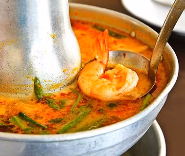 9. Thái Lan: Súp Tom Yum Goong. Nổi tiếng chua và nóng, loại súp này có gừng, rau mùi, chanh, ớt được coi là phương thuốc chữa cảm lạnh của Thái Lan vì nó chứa nhiều thực phẩm có tác dụng thông xoang, dù chỉ là tạm thời.