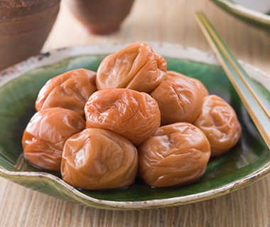 6. Nhật Bản: Mận muối. Người Nhật tin rằng nếu ăn mận thường xuyên có thể ngăn ngừa và chữa trị cảm cúm bởi nó chứa nhiều axit citric và có khả năng kháng khuẩn. Mận được ăn không, hoặc ngâm trong trà nóng với chanh và gừng để làm tăng công dụng chữa bệnh. 