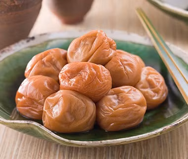 6. Nhật Bản: Mận muối. Người Nhật tin rằng nếu ăn mận thường xuyên có thể ngăn ngừa và chữa trị cảm cúm bởi nó chứa nhiều axit citric và có khả năng kháng khuẩn. Mận được ăn không, hoặc ngâm trong trà nóng với chanh và gừng để làm tăng công dụng chữa bệnh. 