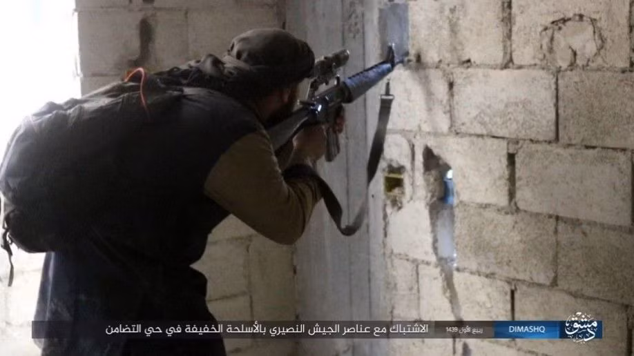 Tuy nhiên, vài giờ sau đó, quân đội Syria đã tập hợp lực lượng cùng các chiến binh NDF tiến hành một cuộc phản công chớp nhoáng nhằm giành lại quyền kiểm soát những vùng đất rơi vào tay IS lúc trước. Ảnh: AMN.