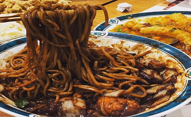 Ngày 14/4 hàng năm là “Ngày Đen” ở Hàn Quốc, dành riêng cho những ai chưa có người yêu. Vào ngày này, mọi người thường mặc đồ đen và tổ chức ăn uống. Ảnh: BrightSide.