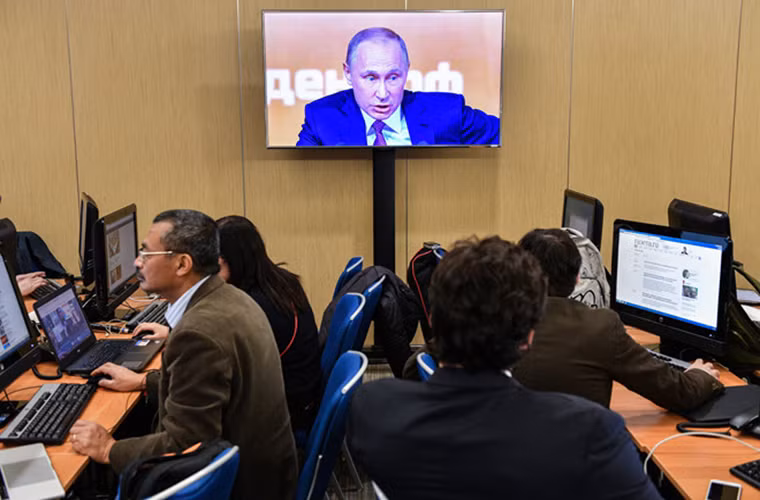 Các nhà báo theo dõi cuộc họp báo đặc biệt của ông Putin. Ảnh: Getty.