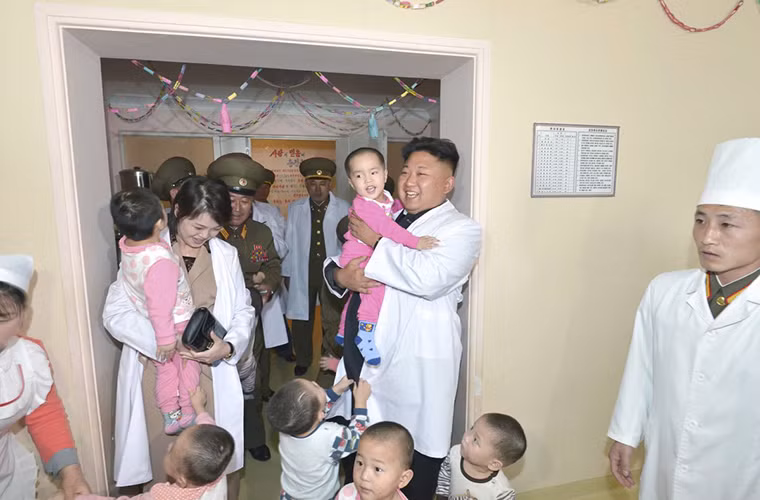 Không có bức ảnh nào về những người con của vợ chồng ông Kim Jong-un được tiết lộ cho công chúng. Ảnh: Nhà lãnh đạo Kim và phu nhân Ri chơi đùa với các em nhỏ trong chuyến thăm bệnh viện Taesongsan năm 2014. Ảnh: BI.
