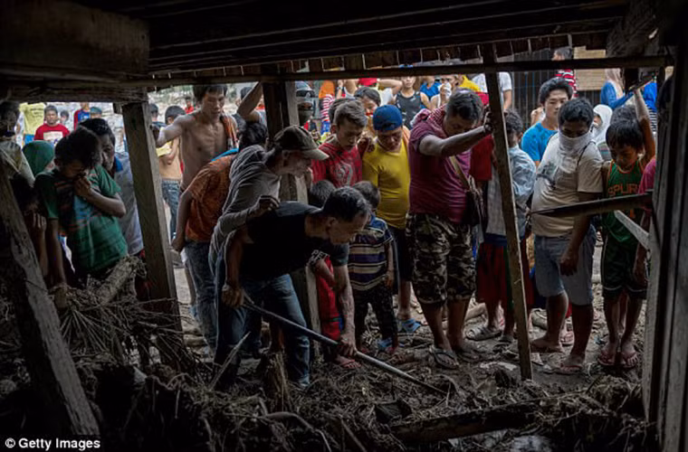 Chính quyền Philippines đã huy động binh sĩ, cảnh sát phối hợp cùng lực lượng cứu hộ và tình nguyện viên tìm kiếm những người mất tích và hỗ trợ các nạn nhân tại khu vực bị ảnh hưởng. Ảnh: Getty Images.
