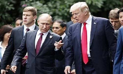 Tổng thống Putin (trái) trao đổi với Tổng thống Trump bên lề Hội nghị cấp cao APEC tại Đà Nẵng, Việt Nam, hồi tháng 11/2017. Ảnh: AP.
