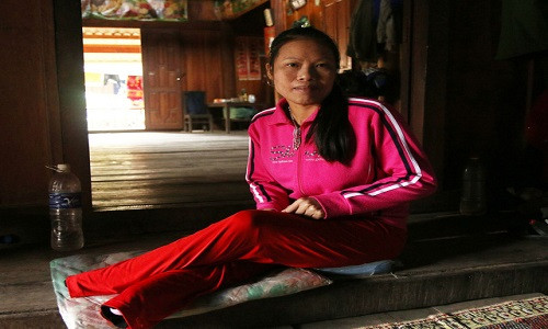 Chị Tím trở về với đôi chân không còn lành lặn. ẢNH: Đ.THỌ