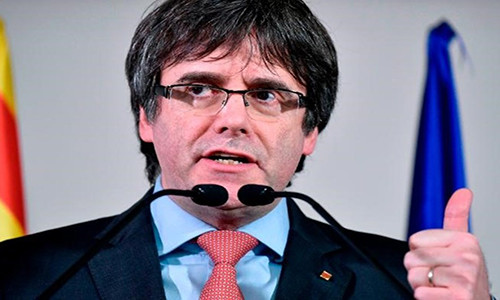 Cựu Thủ hiến Catalonia Carles Puigdemont ăn mừng chiến thắng ở Brussels. Ảnh: CNN.