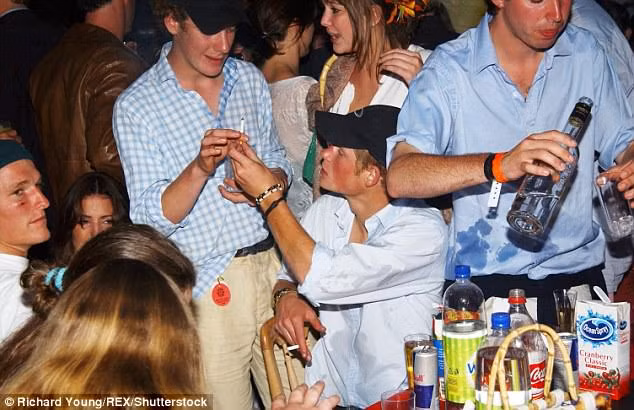 Hoàng tử Harry cầm điếu thuốc lá từ một người bạn trong bữa tiệc ở Windsor hồi tháng 4/2004. Ảnh: Daily Mail.