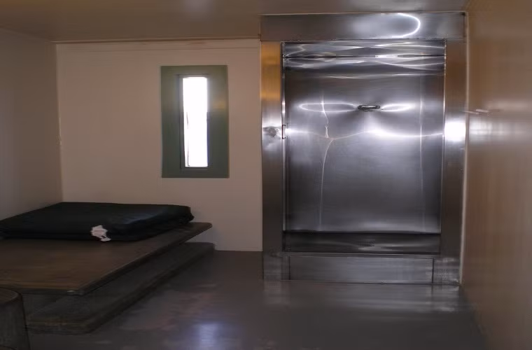 An ninh của nhà tù này rất nghiêm ngặt, các tù nhân gần như không thể liên lạc được với nhau. Ảnh: BI.