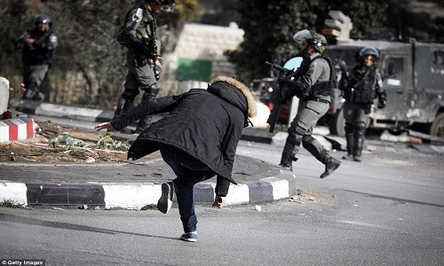 Theo Daily Mail, một người biểu tình Palestine bị bắn chết sau khi người này tấn công và làm bị thương một binh sĩ Israel trong cuộc đụng độ ở Bờ Tây hôm 15/12. Ảnh: Getty Images.