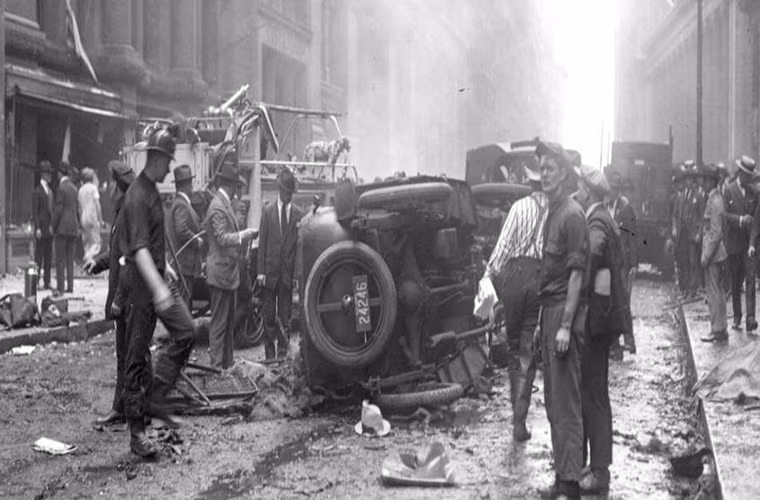 Vụ khủng bố đầu tiên của nước Mỹ được cho là xảy ra tại thành phố New York vào ngày 16/9/1920 khi một chiếc xe ngựa chở đầy thuốc nổ phát nổ trên Phố Wall, khiến 30 người thiệt mạng và khoảng 300 người khác bị thương. Thủ phạm đứng sau vụ tấn công này vẫn là một bí ẩn. Ảnh: ATI.