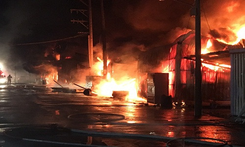 Hình ảnh đám cháy tại nhà máy nhựa ở Đào Viên - Ảnh: Central News Agency.