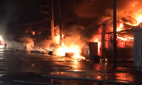 Hình ảnh đám cháy tại nhà máy nhựa ở Đào Viên - Ảnh: Central News Agency.