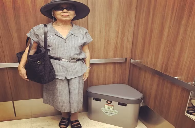 Tại Nhật Bản, có một quy tắc bất thành văn dành cho người đầu tiên bước vào thang máy. Theo đó, người đầu tiên bước vào thang máy sẽ là người nhấn nút “mở cửa” và tất cả các nút khác cho mọi người trên cùng chuyến thang máy đó. Nếu không muốn làm công việc này thì hãy chắc chắn rằng có ai đó vào thang máy trước bạn. Đây là một trong những điều độc dị ở Châu Á. Ảnh: BrightSide.