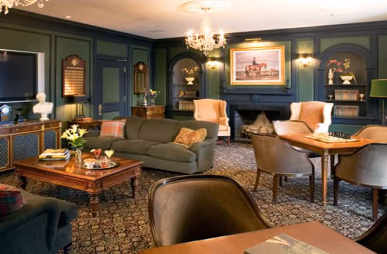 Không gian bên trong một tòa nhà thuộc Câu lạc bộ golf của ông Trump tại Bedminster. Ảnh: BI.