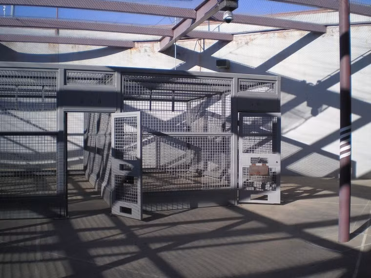 Một số tù nhân cải tạo tốt nằm trong chương trình Step Down sẽ có cơ hội đến căn phòng ngoài trời này hai tiếng mỗi ngày và 5 lần một tuần. Ảnh: BI.