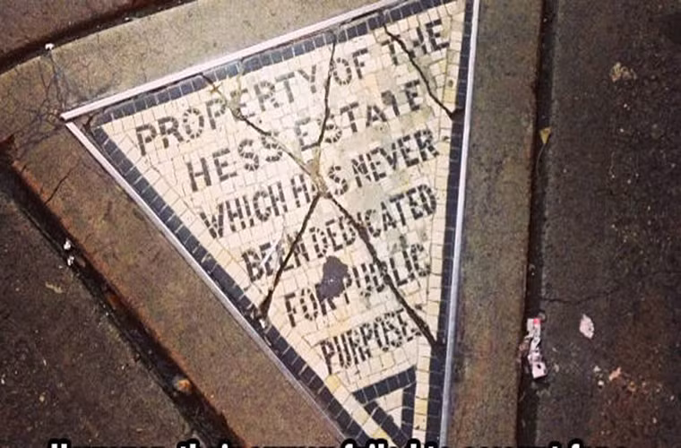 Miếng đất nhỏ hình tam giác có diện tích chỉ khoảng 0,32m2 của David Hess là mảnh đất tư nhân nhỏ nhất trong thành phố New York. Cuối cùng, nó được bán cho Village Cigars vào năm 1938 với giá 1.000 USD. Ảnh: ATI.