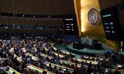 Phiên họp khẩn cấp của Đại hội đồng Liên Hợp Quốc hôm 21/12. Ảnh: Twitter.