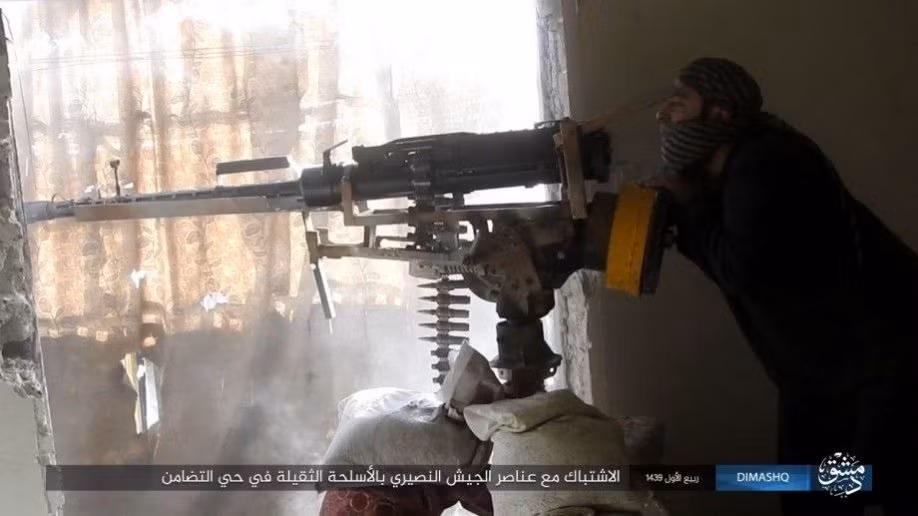 Trong diễn biến liên quan, những ngày qua, các tay súng IS liên tục tấn công quân đội Syria và quân tình nguyện Palestine trong khu vực trại tị nạn Yarmouk ở phía nam thủ đô Damascus. Ảnh: AMN.