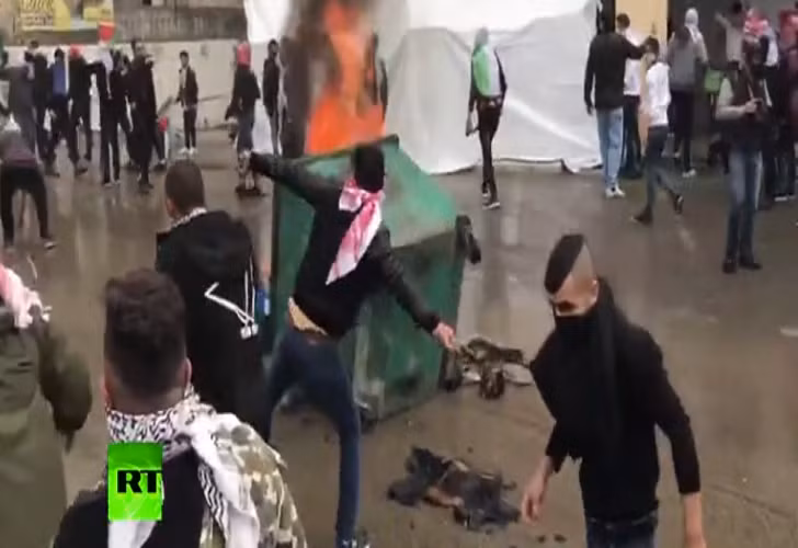 Nhiều người biểu tình quá khích còn ném vật thể vào lực lượng an ninh Lebanon, đốt lửa trên đường phố gần Đại sứ quán Mỹ và xô đổ hàng rào sắt xung quanh tòa nhà ngoại giao của Mỹ ở Beirut. Ảnh: RT.