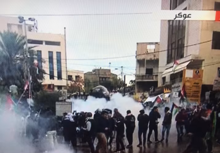 Đông đảo người biểu tình tập trung trước Đại sứ quán Mỹ ở Lebanon hôm 10/12. Ảnh: Twitter.