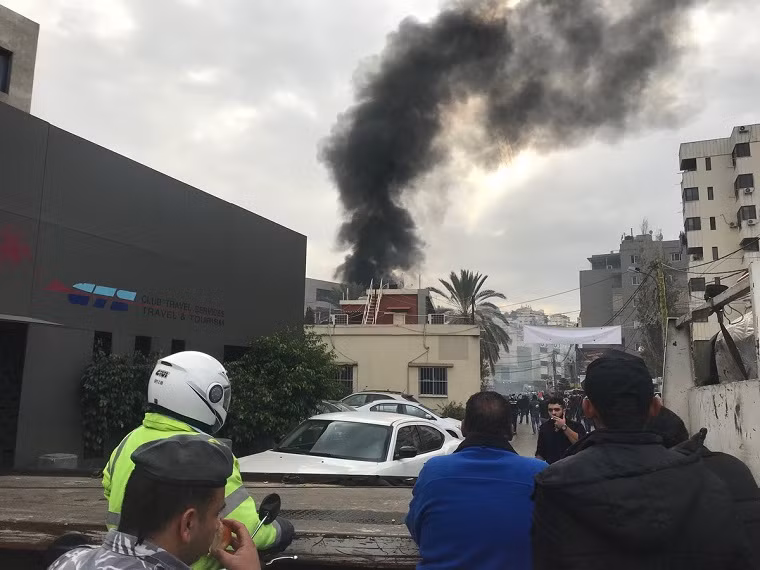 “Các cuộc biểu tình có thể biến thành bạo lực. Đại sứ quán Mỹ tại Beirut khuyến cáo công dân Mỹ nên cảnh giác và đảm bảo an toàn cho bản thân. Chúng tôi kêu gọi các công dân Mỹ tránh xa các cuộc biểu tình”, trích thông báo của Đại sứ quán Mỹ. Ảnh: Twitter.