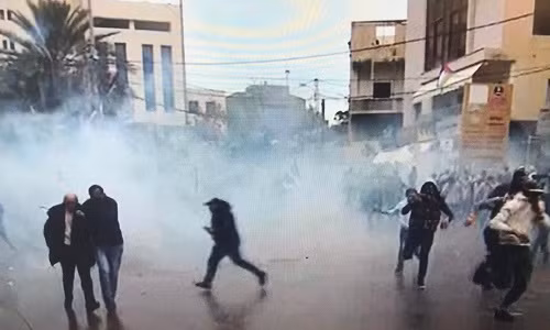 Theo RT, cuộc biểu tình dữ dội đã xảy ra bên ngoài Đại sứ quán Mỹ ở thủ đô Beirut (Lebanon) hôm 10/12, vài ngày sau khi Mỹ chính thức công nhận Jerusalem là thủ đô của Israel. Ảnh: Twitter.